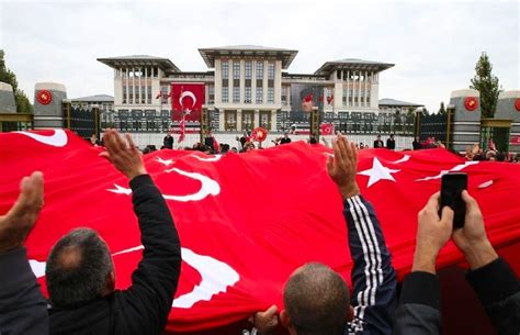 E­r­d­o­ğ­a­n­ ­S­a­r­a­y­­ı­n­ ­B­a­l­k­o­n­u­n­d­a­n­ ­H­a­l­k­ı­ ­S­e­l­a­m­l­a­d­ı­